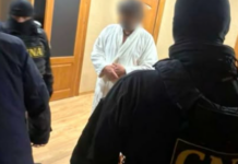 Luat pe sus în halat de baie. Un bărbat reținut pentru corupere electorală