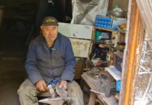 Ultimul fierar din „Dealul sunetelor de metal” al Sorocii: un meșteșug rom care se stinge sub ochii noștri