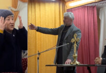 Scandalul continuă la Cosăuți, tarifele mari la biserică nemulțumesc: „Părinte ne ai de nebuni?”, „Oare cosăuțenii sunt mai bogați?” / VIDEO