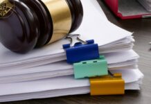 Trei bărbați și o femeie au fost condamnați pentru sustragerea acțiunilor unei bănci comerciale