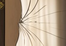 Și-a pălmuit copilașul de un an, l-a ars cu bricheta și mucuri de țigară și a fost condamnată la trei ani de închisoare