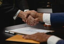 A pretins 1.000 de lei pentru a facilita obținerea permisului de conducere, dar s-a ales cu doi ani de închisoare