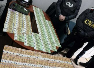 Patru persoane, reținute de CNA și procurori în flagrant pentru trafic de influență, după primirea unei mite de 40.000 de euro