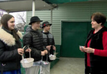 Obiceiul Mărțișorului, promovat de copiii din Volovița: „Să bucurăm oamenii, să-și aducă aminte de tradiții”