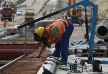 Permisele de muncă deținute de lucrătorii străini stabiliți în Israel ar putea fi prelungite până la 30 iunie 2026