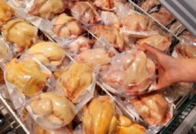 Sunt sau nu vopsiţi puii galbeni din comerţ? Explicaţiile producătorilor şi ale unui profesor universitar