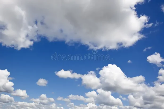 cer-înnorat-fotografie-albastru-strlucitor-i-alb-lptos-10973448