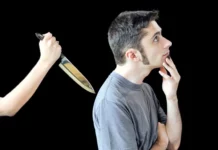 Dacă e violență – violență să fie! O femei de 42 de ani i-a aplicat soțului o lovitură în spate cu un cuțit.