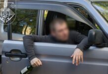 Trei în una: a furat o brățară din aur, a condus un automobil sub influența drogurilor și a încercat să inducă în eroare oamenii legii