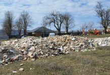 Gunoi depozitat lângă un teren de joacă în Volovița / VIDEO