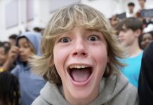 De ce strigă copiii „six-seven”. Ce e noul trend și cum ar trebui să reacționeze părinții