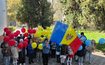 Ziua Drapelului a fost marcată prin activități educative la grădinița nr. 17 „Cheița de Aur” din Soroca / GALERIE FOTO