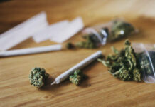 La trei bărbați din Drochia au fost depistate marijuana, arme și dispozitive artizanale ilegale