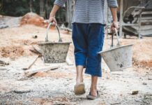 Un bărbat, condamnat la 10 ani de detenție – promitea locuri de muncă și salarii mari în Cehia, dar exploata oamenii în condiții inumane: