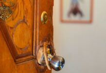 Au pătruns în casa bătrânilor, i-au agresat și le-au furat bunurile – inculpații condamnați la închisoare