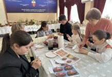 Masterclass de încondeiere a ouălor la Festivalul „Cu noi este Dumnezeu” / VIDEO