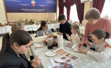 Masterclass de încondeiere a ouălor la Festivalul „Cu noi este Dumnezeu” / VIDEO