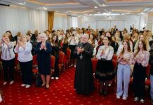 Preotul paroh Hulută Sorin, alături de doamna preoteasă, au participat sâmbătă, 9 mai 2026, la Forumul Femeilor Unioniste
