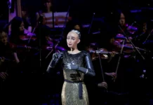 VIDEO: Un robot umanoid a urcat pe scenă alături de o orchestră clasică. Sophia vrea să înțeleagă „experiența umană” a artei