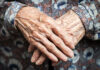 O bătrână de 74 de ani, victima unei escrocherii de 250 000 de lei. Doi suspecți au fost reținuți