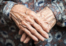 O bătrână de 74 de ani, victima unei escrocherii de 250 000 de lei. Doi suspecți au fost reținuți