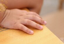 A abuzat sexual fiica concubinei în vârstă de doar 5 ani, iar femeia tolera acțiunile ilegale ale făptuitorului. Ambii inculpați vor sta după gratii