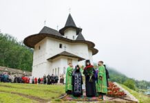 Hramul Mănăstirii Rudi, sărbătorit de Sfântul Duh. Sute de credincioși au participat la slujba festivă