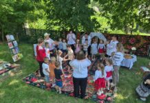 Copiii de la Grădinița „Albinuța” din Bădiceni au învățat de la bunici valoarea tradițiilor / GALERIE FOTO