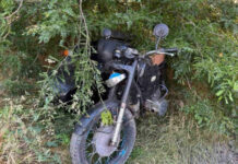 O motocicletă s-a răsturnat la Mândâc: Trei persoane, inclusiv un copil, au ajuns la spital