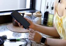 Cum îți încarci telefonul fără încărcător. Soluțiile care te scapă de adaptor când pleci de acasă