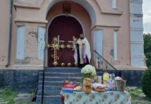 Noile cruci ale Bisericii „Sfântul Pantelimon” din Stoicani au fost sfințite / GALERIE FOTO