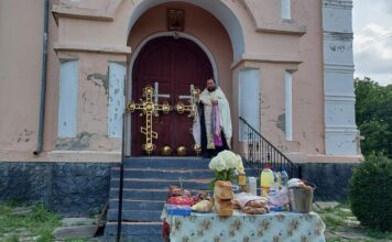 Noile cruci ale Bisericii „Sfântul Pantelimon” din Stoicani au fost sfințite / GALERIE FOTO